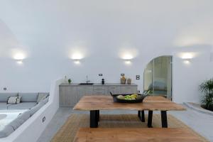 Kuchyňa alebo kuchynka v ubytovaní Alluvial Santorini Suites