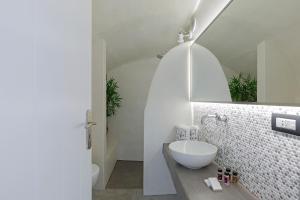 Kúpeľňa v ubytovaní Alluvial Santorini Suites