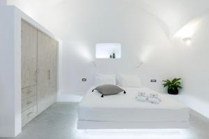 Posteľ alebo postele v izbe v ubytovaní Alluvial Santorini Suites