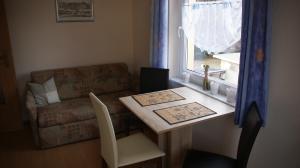 コスヴィッヒにあるTango ARA Cashのリビングルーム(テーブル、ソファ、窓付)