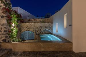 Bazén v ubytovaní Alluvial Santorini Suites alebo v jeho blízkosti