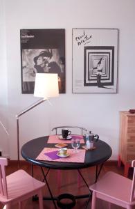 カターニアにあるFra Houseのランプ付きテーブル、カップと紅茶付きテーブル