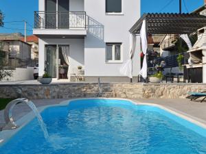 Bazén v ubytování Deluxe Apartman Porto nebo v jeho okolí