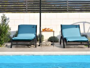 Bazén v ubytování Deluxe Apartman Porto nebo v jeho okolí