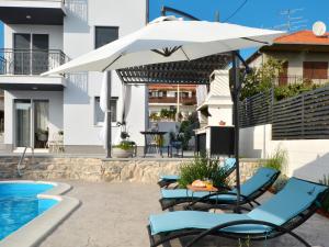 Bazén v ubytování Deluxe Apartman Porto nebo v jeho okolí