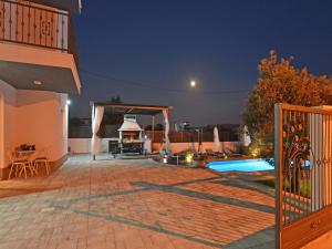 Bazén v ubytování Deluxe Apartman Porto nebo v jeho okolí