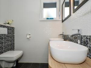 Koupelna v ubytování Deluxe Apartman Porto
