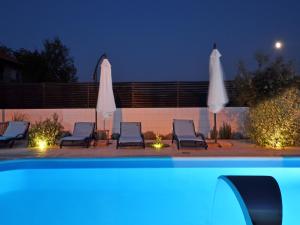 Bazén v ubytování Deluxe Apartman Porto nebo v jeho okolí