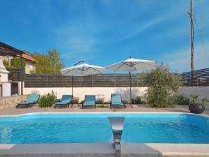 Bazén v ubytování Deluxe Apartman Porto nebo v jeho okolí