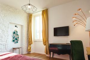 Televiisor ja/või meelelahutuskeskus majutusasutuses Hotel St. James
