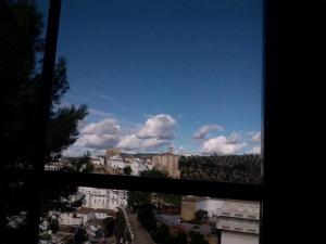 セテニル・デ・ラス・ボデガスにあるSierraventur-Setenilの窓から市街の景色を望めます。