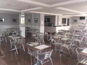 a classroom with tables and chairs in a room at Hotel Flor do Ipiranga (Adult Only) in Sao Paulo