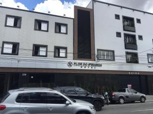 two cars parked in front of a building at Hotel Flor do Ipiranga (Adult Only) in Sao Paulo