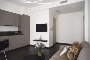 En tv och/eller ett underhållningssystem på Design & New Center Apartments