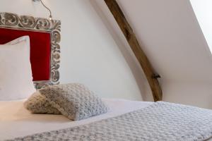 Ein Bett oder Betten in einem Zimmer der Unterkunft La Ferme Blanche, The Originals Relais (Relais du Silence)
