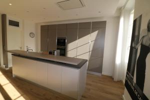 TV a/nebo společenská místnost v ubytování Luxury, central 3 bedroom, 3 bathrooms 5 mins from the Palais 410