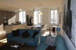 Posezení v ubytování Luxury, central 3 bedroom, 3 bathrooms 5 mins from the Palais 410