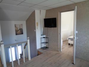 Telewizja i/lub zestaw kina domowego w obiekcie Le Saint-Quentin 2 APPARTEMENTS