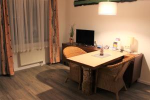 Habitación con mesa y escritorio con ordenador. en I.M.Apartments 42 m² für 2 Personen, en Düsseldorf