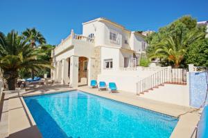 テウラーダにあるCasa del Campo - sea view villa with private pool in Morairaのヴィラ(家の前にスイミングプール付)