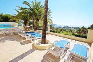 テウラーダにあるCasa del Campo - sea view villa with private pool in Morairaのパティオ(ラウンジチェア、スイミングプール付)