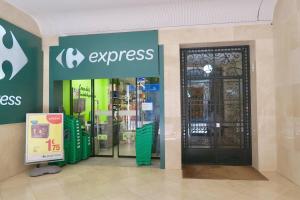 a store front with a door with the words express at Paz Velvet, Espectacular Piso en Calle La Paz in Valencia