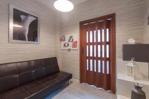 a waiting room with a couch and a television at 21 Gumers in Madrid +17 photos