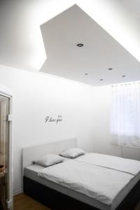 Säng eller sängar i ett rum på Sauna - Flexible SelfCheckIns 6 - Zagreb - Garage - Electric vehicle ccharger - Loggia - New - Luxury - Apartments Repinc 6
