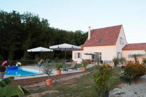The swimming pool at or close to Villa idéale pour 6 vacanciers en Périgord noir