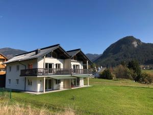 a house on a hill with mountains in the background at Am Holzmeisterweg 31 "Welzis" in Gosau