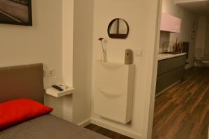 Cette chambre comprend un lit et un réfrigérateur blanc. dans l'établissement Piso moderno en casco antiguo próximo a la playa, à Alicante