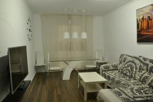 un salon avec un canapé et une table dans l'établissement Piso moderno en casco antiguo próximo a la playa, à Alicante