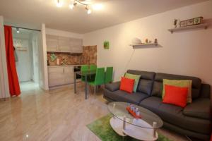 a living room with a couch and a table at Un moment de détente inoubliable Saillon-les-Bain in Saillon