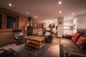 a living room with a couch and a table at South in Grindelwald