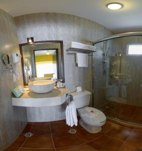 A bathroom at PavoReal Beach Resort Tulum
