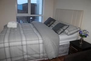リバプールにあるCorporate Gilmartin Apartmentの窓付きの部屋で、ベッド1台(毛布付)が備わります。