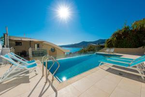 帕雷恩特西菲基昂Studio Evian的一座房子旁的游泳池,配有两把蓝色椅子