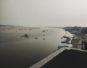 uma vista para um rio com barcos em Dwivedi Hotels Palace On Steps em Varanasi