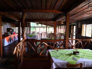 - un restaurant avec des tables et des chaises dans une salle dans l'établissement Hotel Rincón de la Vieja Lodge, à Liberia