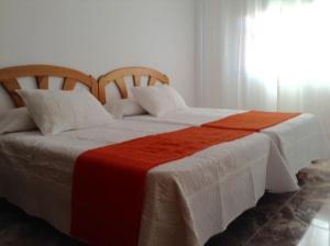 Postel nebo postele na pokoji v ubytování Apartamentos Brisamar a 50 metros de la playa