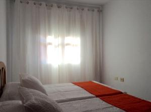 Postel nebo postele na pokoji v ubytování Apartamentos Brisamar a 50 metros de la playa
