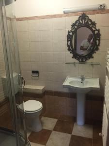 ein Badezimmer mit Toilette, Waschbecken und Spiegel in der Unterkunft Lambach Villa in Mürzzuschlag + 37 Fotos