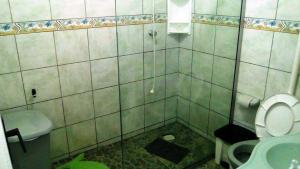 帕罗卡TRIPLEX NA PONTA DO PAPAGAIO的带马桶和水槽的浴室 更多38张照片