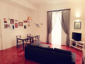 a living room with a couch and a table at B&B VICOLO STRETTO in Salerno