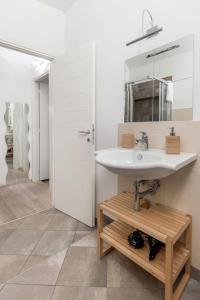 Santa Croce Studio في فلورنسا: حمام مع حوض ومرآة