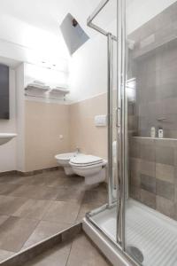 Santa Croce Studio في فلورنسا: حمام مع دش ومرحاض ومغسلة