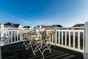 eine Terrasse mit einem Tisch und Stühlen auf einer Terrasse in der Unterkunft Ferienwohnung Zum Kliff in Ostseebad Nienhagen