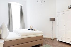 Krevet ili kreveti u jedinici u objektu Apartment DROYSEN Kurfürstendamm - Cozy Family & Business Flair welcomes you - Rockchair Apartments