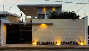 une maison avec des lumières sur son côté dans l'établissement Stay Tropical, à Cancún