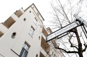 ベルリンにあるApartment DROYSEN Kurfürstendamm - Cozy Family & Business Flair welcomes you - Rockchair Apartmentsの建物前の看板